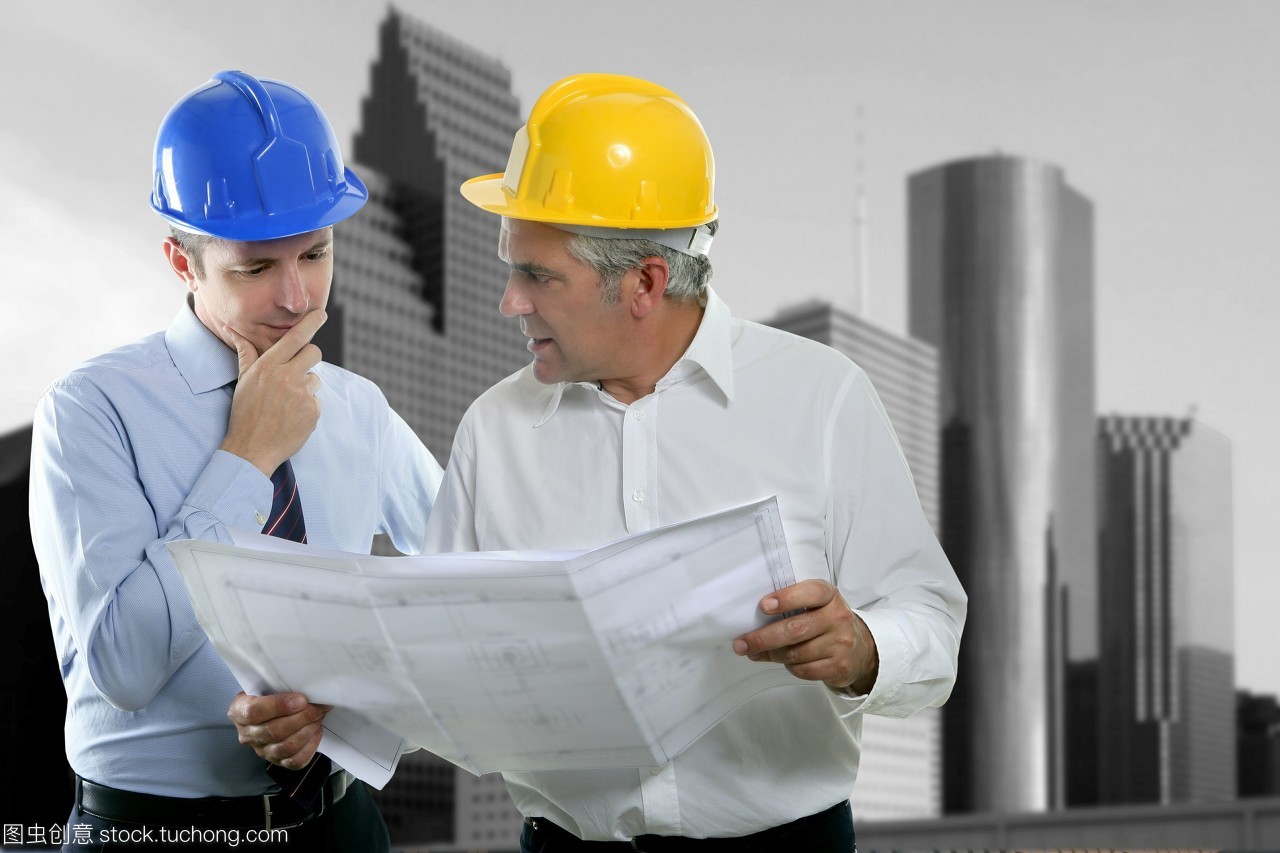 建筑师工程师两个专业团队计划说需要戴安全帽的摩天大楼的建筑